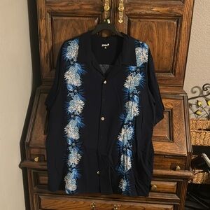100% Rayon Excellent condition Hawaiian button down shirt